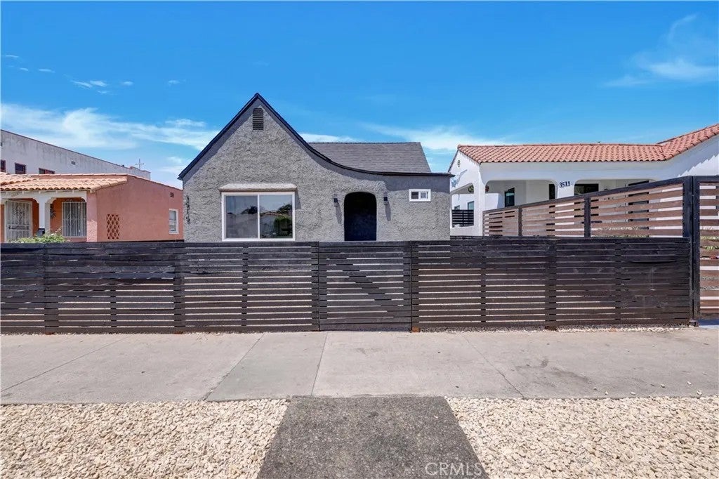 Photo of 3515 S Norton Ave, Los Angeles, CA 90018 (MLS # CV26192251)