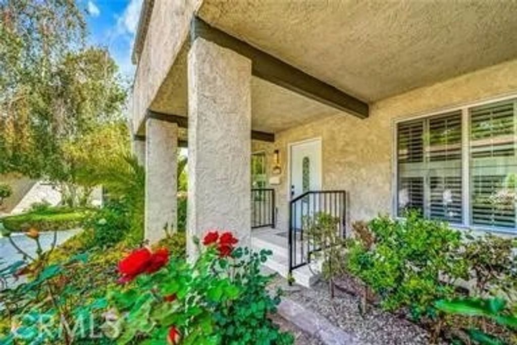 Photo of 19816 Spanish Oak Dr, Newhall, CA 91321 (MLS # SR26021268)