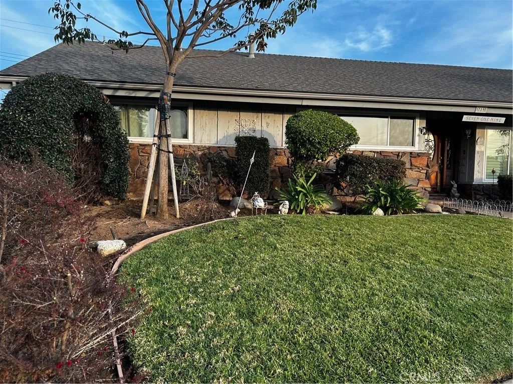 Photo of 719 S Rosalind Dr, Orange, CA 92869 (MLS # OC25279010)