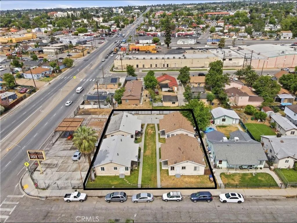 Photo of 2212 Lake St, Bakersfield, CA 93305 (MLS # MD26092885)