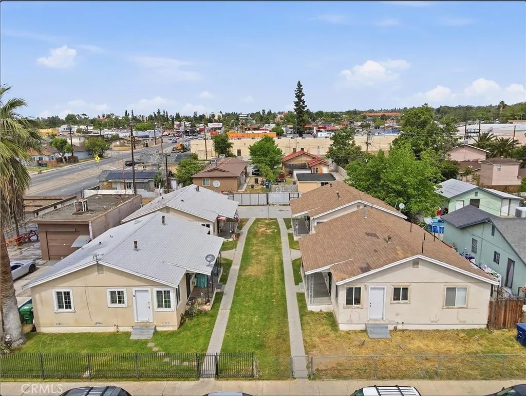 Photo of 2212 Lake St, Bakersfield, CA 93305 (MLS # MD26092885)