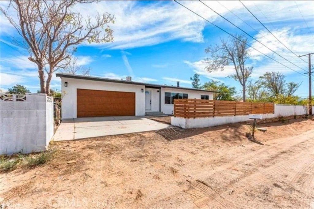 Photo of 42524 42nd St, Lancaster, CA 93536 (MLS # SR25265241)