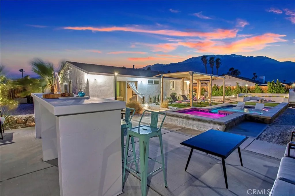 2144 E Rogers