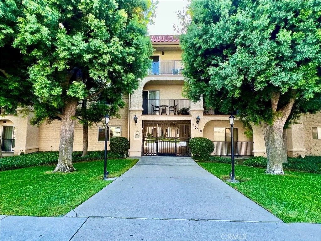 Photo of 3010 Montrose Ave #33, La Crescenta, CA 91214 (MLS # SW25246444)