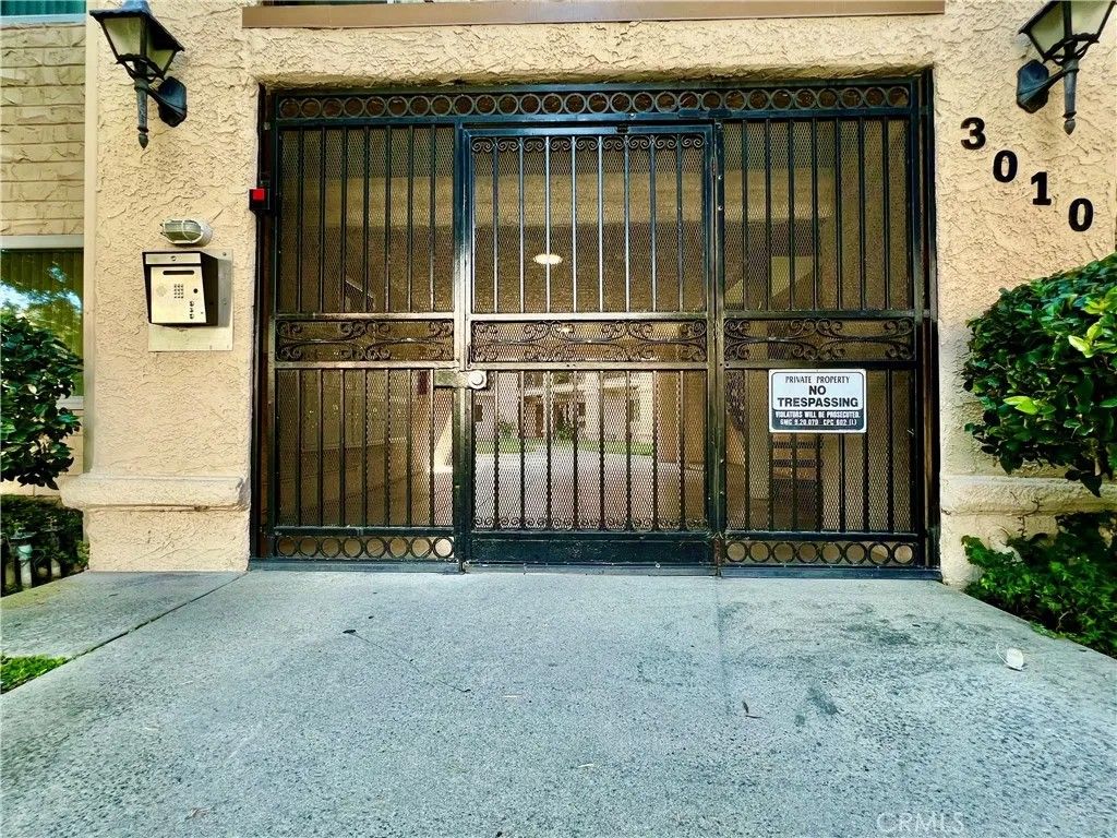 Photo of 3010 Montrose Ave #33, La Crescenta, CA 91214 (MLS # SW25246444)