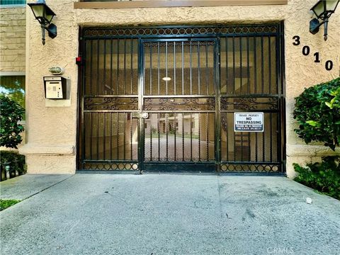 Photo of 3010 Montrose Ave #33, La Crescenta, CA 91214 (MLS # SW25246444) Photo of 3010 Montrose Ave #33, La Crescenta, CA 91214 (MLS # SW25246444)