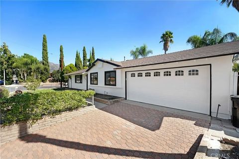 Photo of 12940 Harding Street, Sylmar, CA 91342 (MLS # SR25245463)