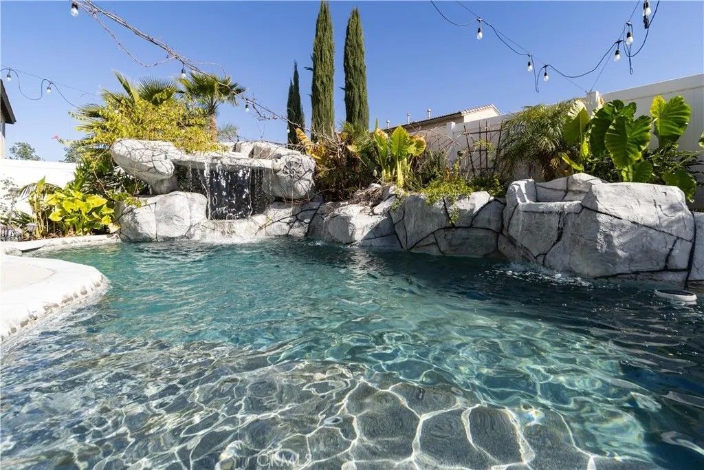 Photo of 713 Sunnyside Blvd, San Jacinto, CA 92582 (MLS # SW26027010)