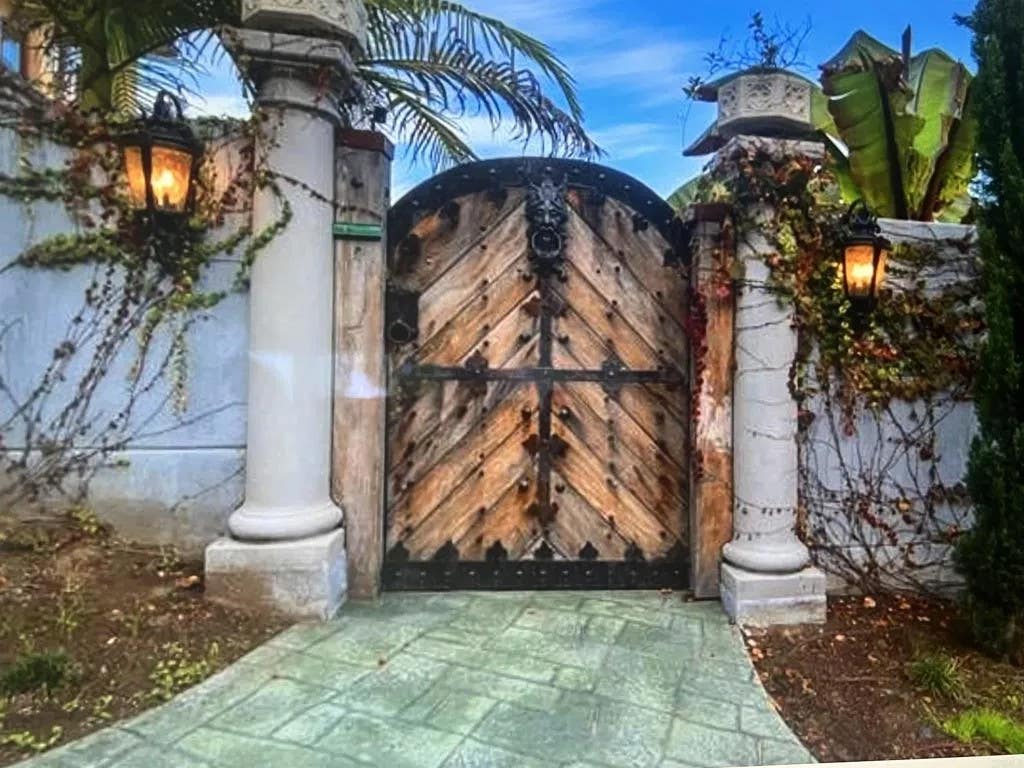 Photo of 7632 Via capri, La Jolla, CA 92037 (MLS # NDP2606607)