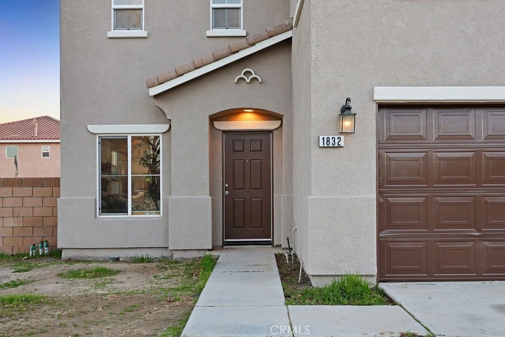 1832 E Ivesbrook