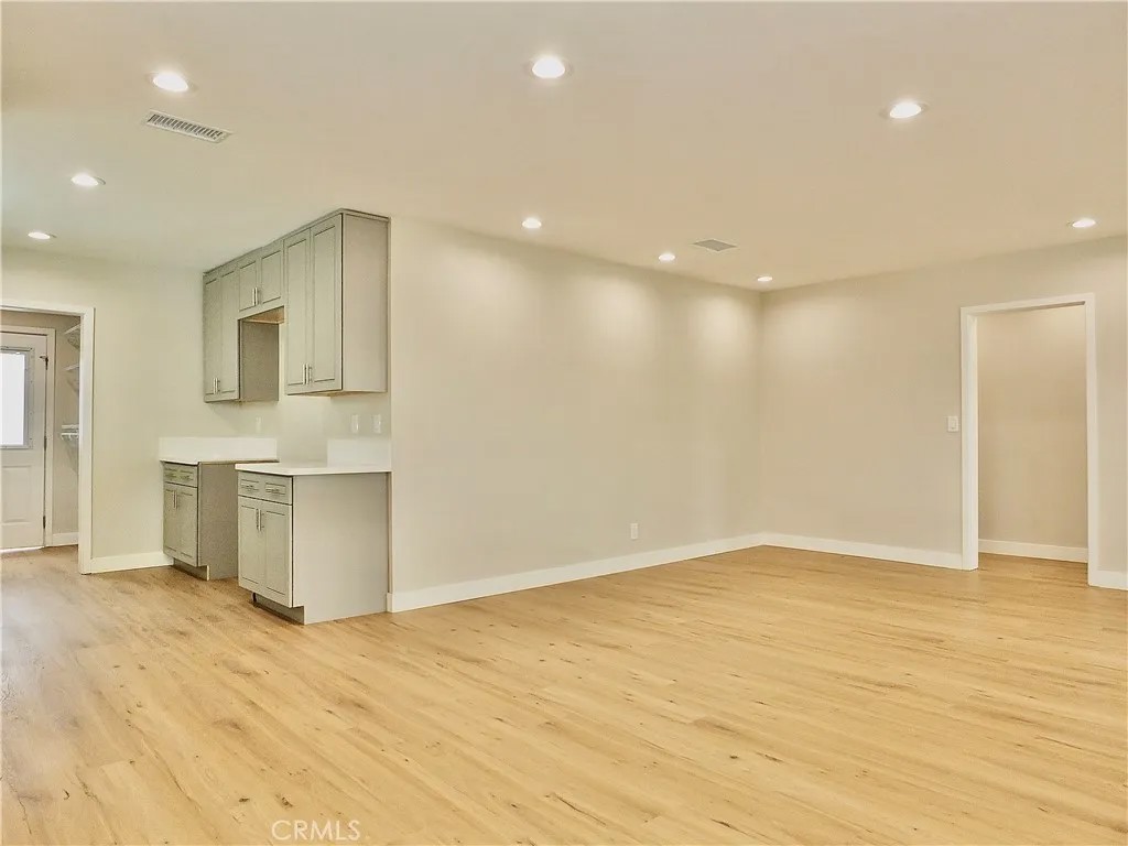 1335 W Burnett