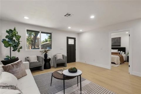Tiny photo for 2706 S Cochran Ave, Los Angeles, CA 90016 (MLS # DW25275554)