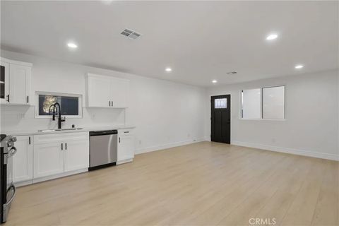 Tiny photo for 2706 S Cochran Ave, Los Angeles, CA 90016 (MLS # DW25275554)