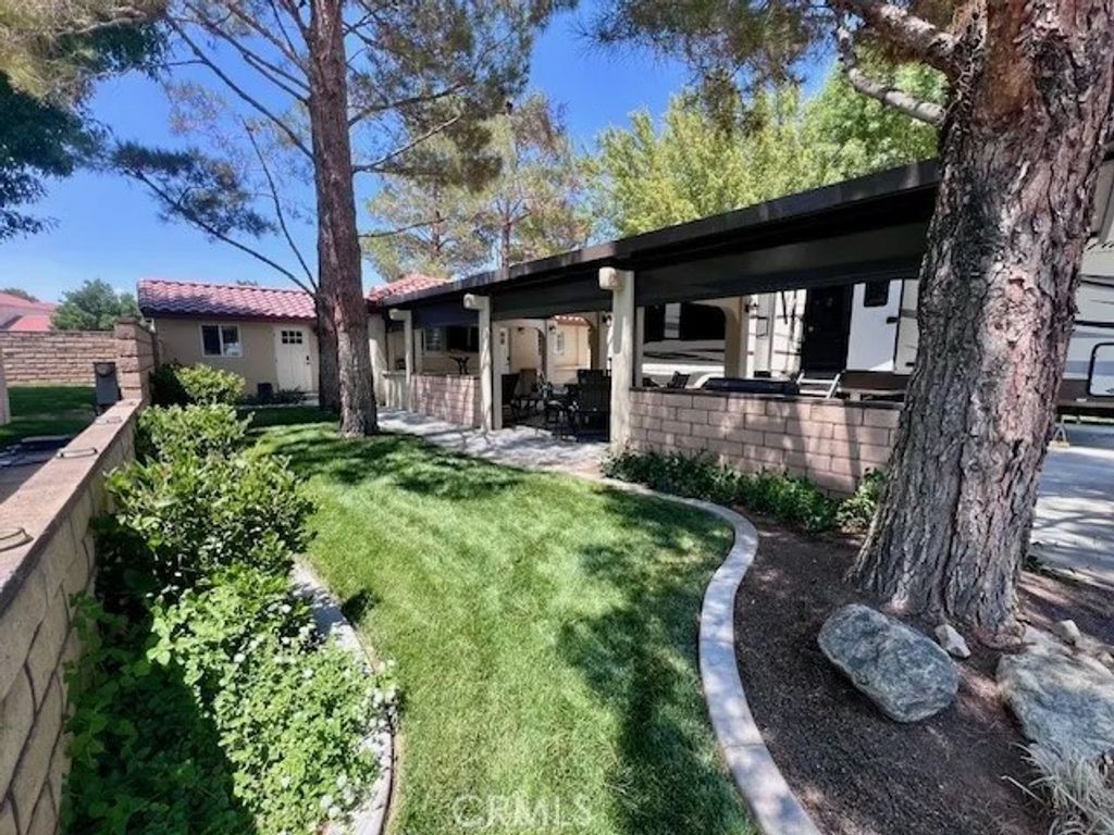 Photo of 11594 Wedgewood Dr, Apple Valley, CA 92308 (MLS # HD26076462)