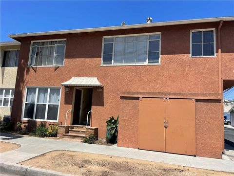 Photo of 15 Cerritos Pl, Long Beach, CA 90802 (MLS # RS25269659)