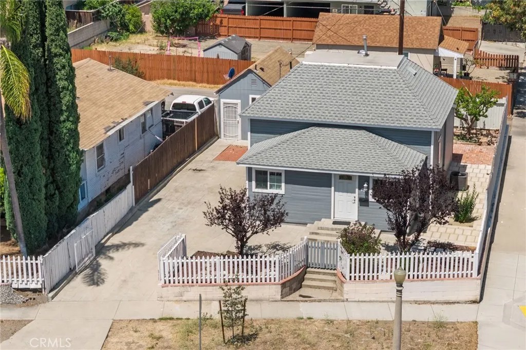 402 E Grand