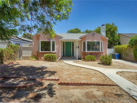Photo of 324 N Brighton Street, Burbank, CA 91506 (MLS # BB26077467)