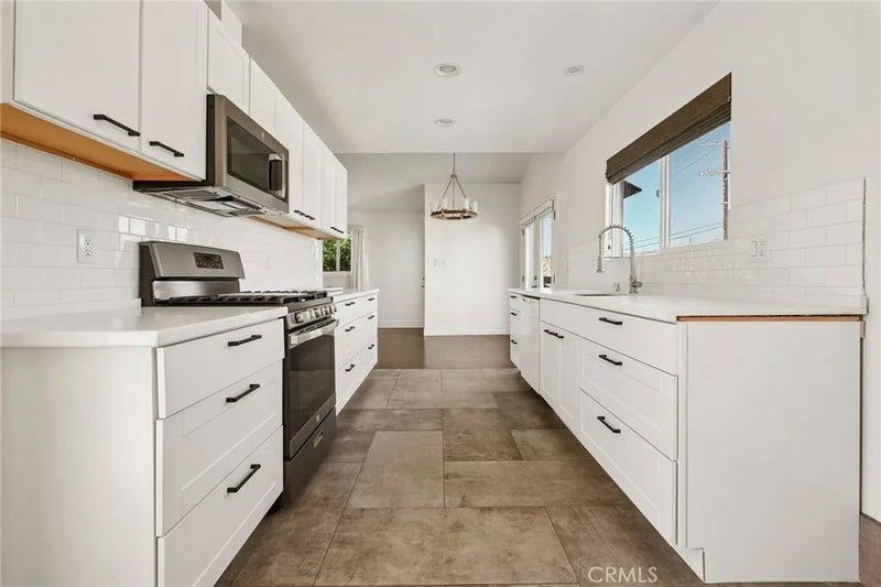 889 W 25th