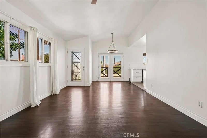 889 W 25th