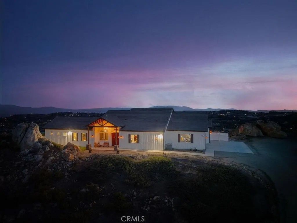 Photo of 39472 Vista Del Bosque, Murrieta, CA 92562 (MLS # SW25262503)