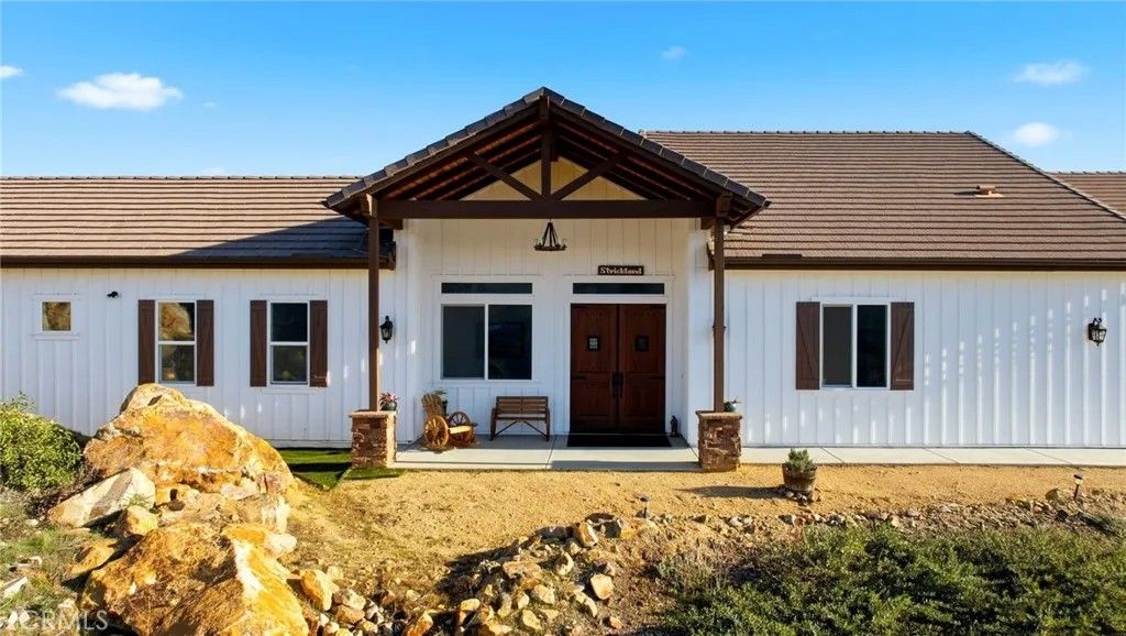 Photo of 39472 Vista Del Bosque, Murrieta, CA 92562 (MLS # SW25262503)