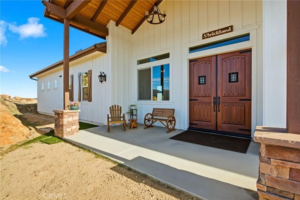 Photo of 39472 Vista Del Bosque, Murrieta, CA 92562 (MLS # SW25262503)