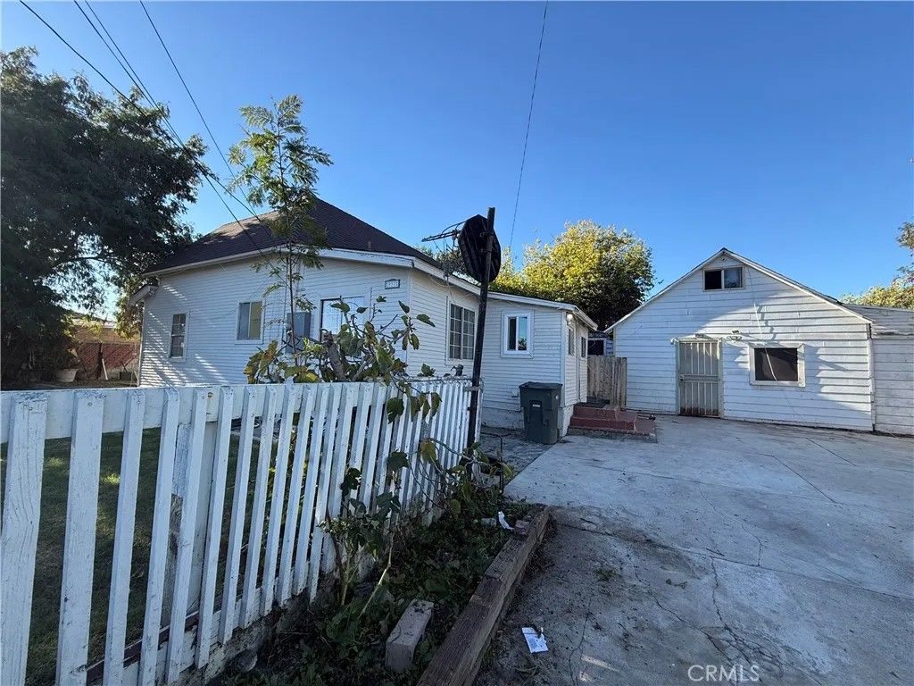 Photo of 937 Cedar St, Corona, CA 92879 (MLS # OC25269700)