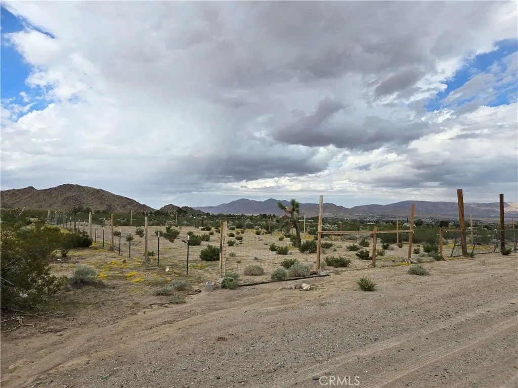 Photo of 9036 Briar Way, Lucerne Valley, CA 92356 (MLS # HD25242131)