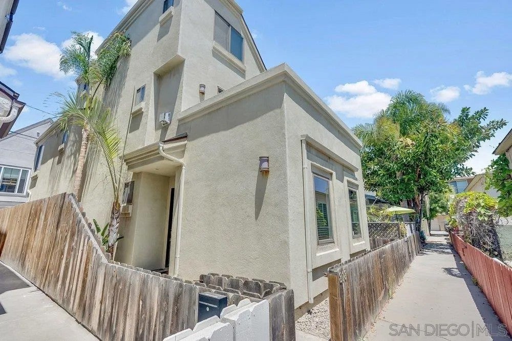 818 Queenstown Court