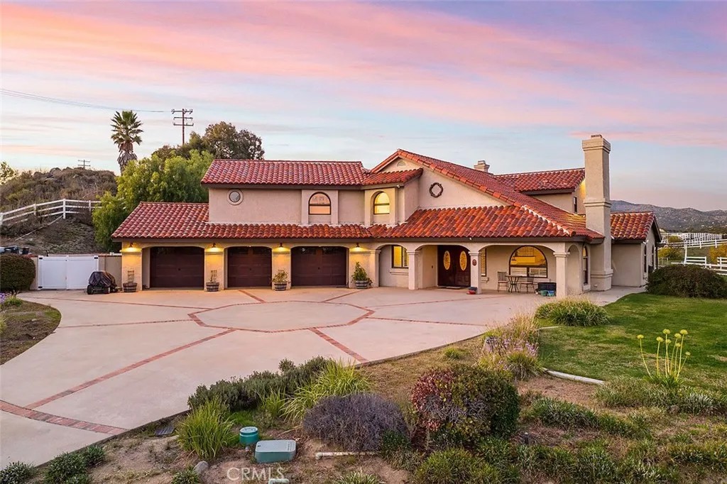 38405 Avenida La Cresta