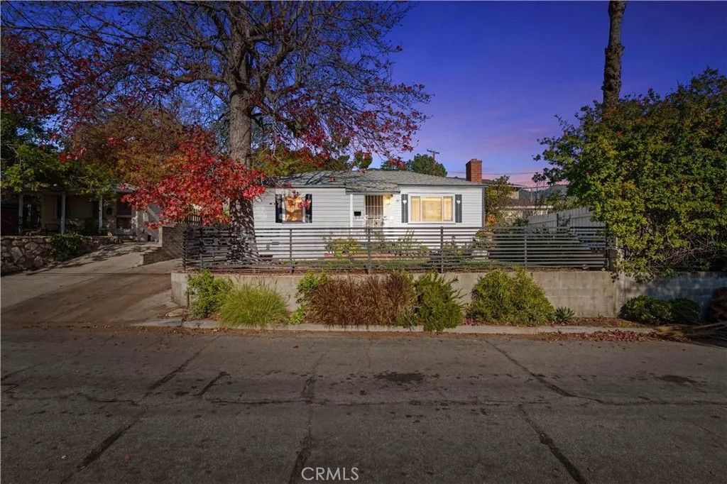 Photo of 3611 4th Avenue, La Crescenta, CA 91214 (MLS # SB26008051)