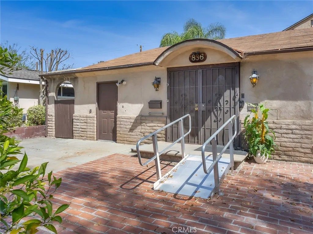 Photo of 836 N Parish Place, Burbank, CA 91506 (MLS # BB26059208)