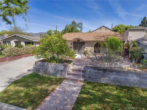 Photo of 836 N Parish Place, Burbank, CA 91506 (MLS # BB26059208)