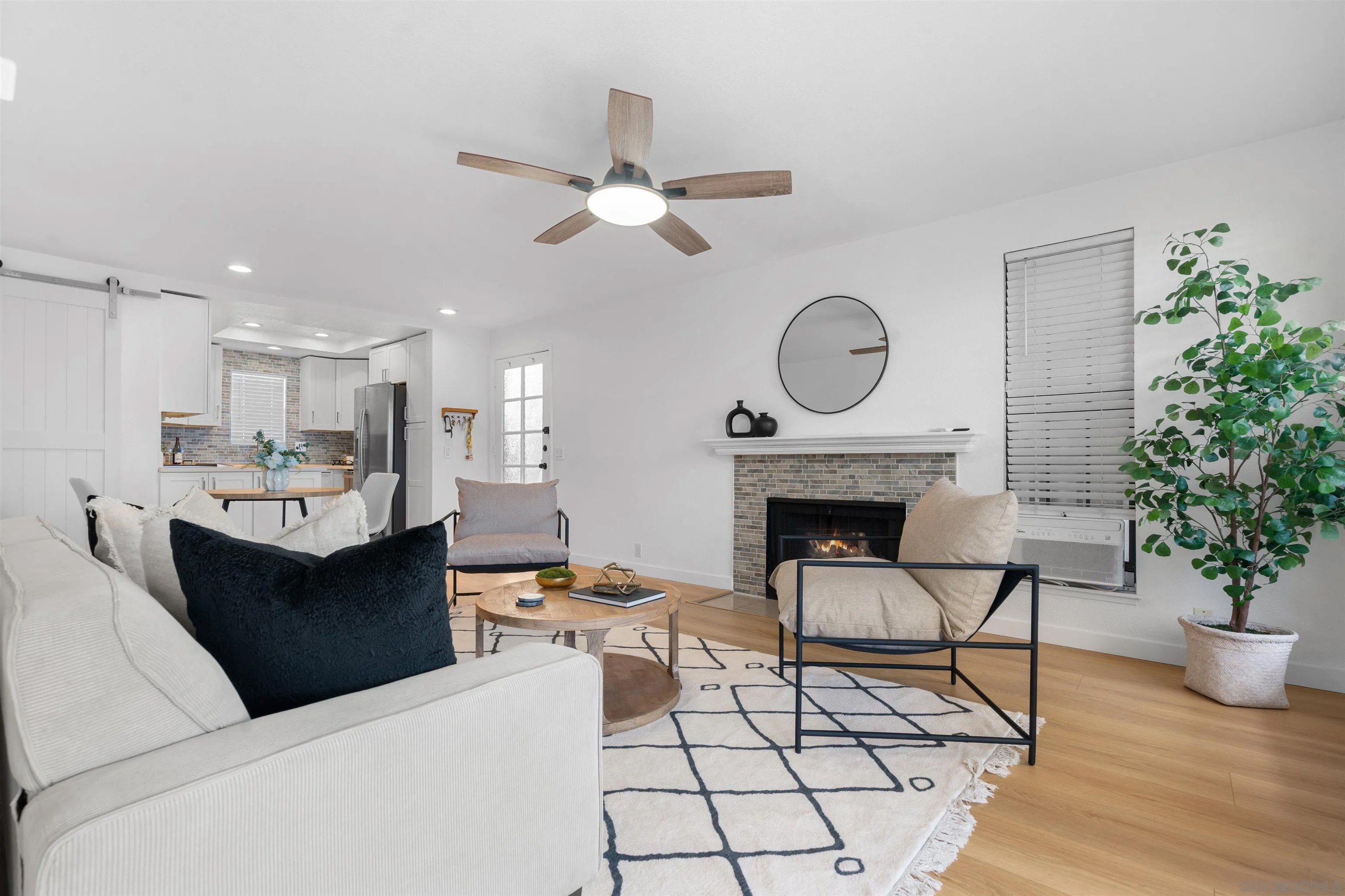 3975 Hortensia St E7