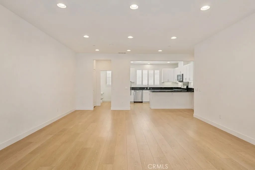 5750 Acacia