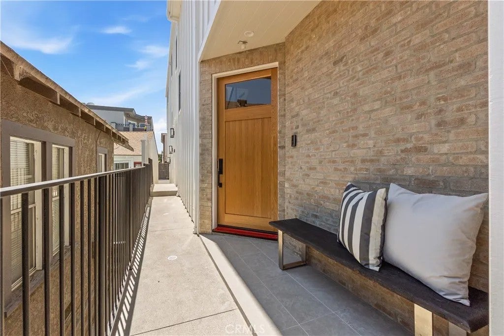 320 1st St