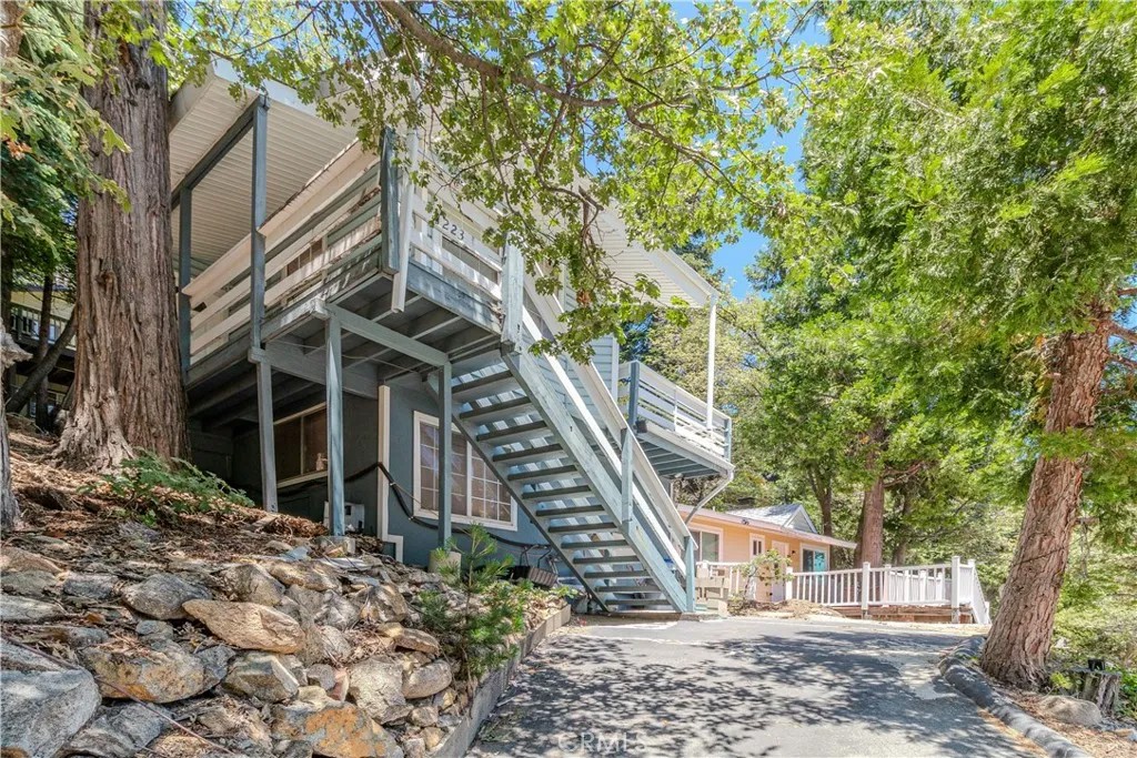 1223 Bear Springs