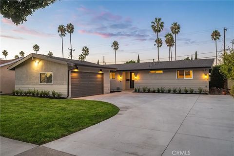 Photo of 2533 W Chanticleer Rd, Anaheim, CA 92804 (MLS # OC25233116)