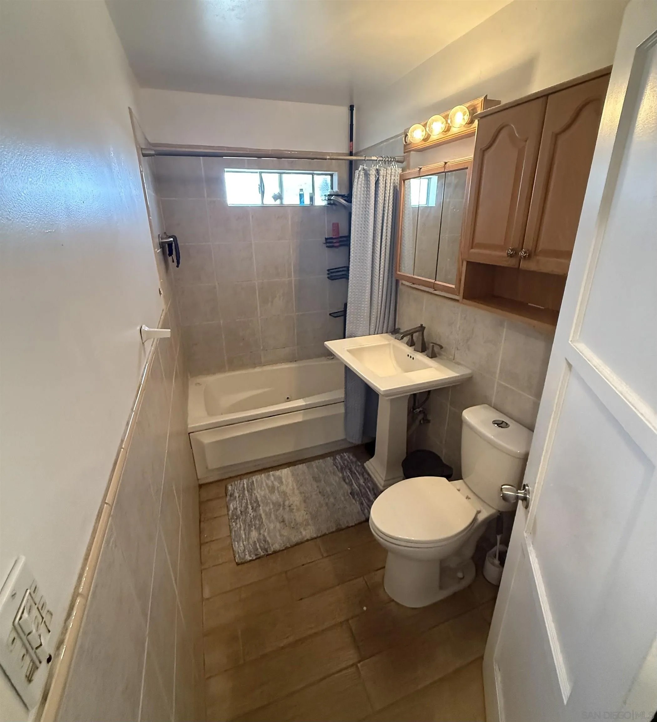 5128 La Paz Dr