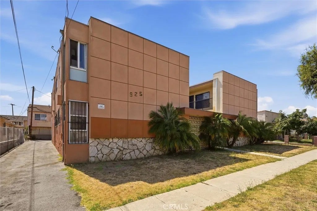 Photo of 925 Larch ST, Inglewood, CA 90301 (MLS # SB26141852)
