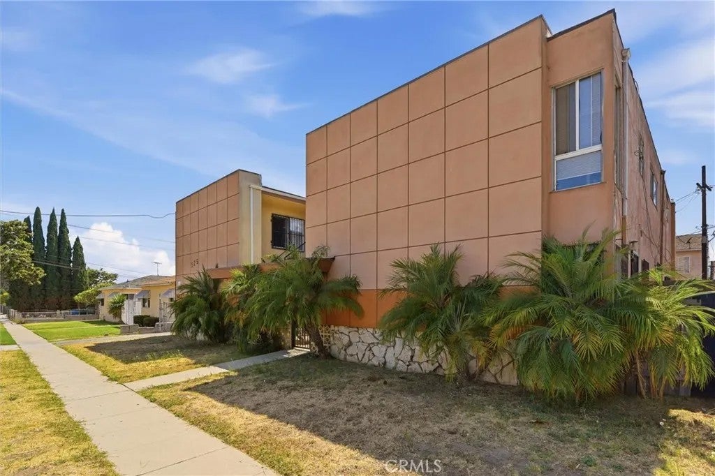 Photo of 925 Larch ST, Inglewood, CA 90301 (MLS # SB26141852)