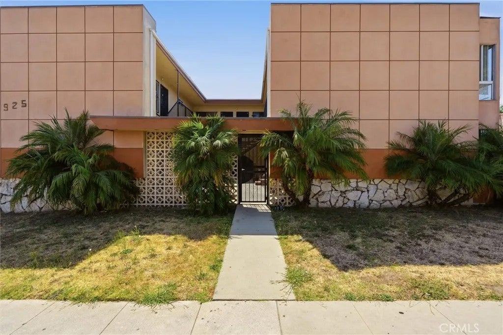 Photo of 925 Larch ST, Inglewood, CA 90301 (MLS # SB26141852)