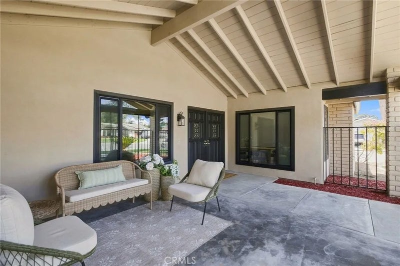 6805 Saddleback