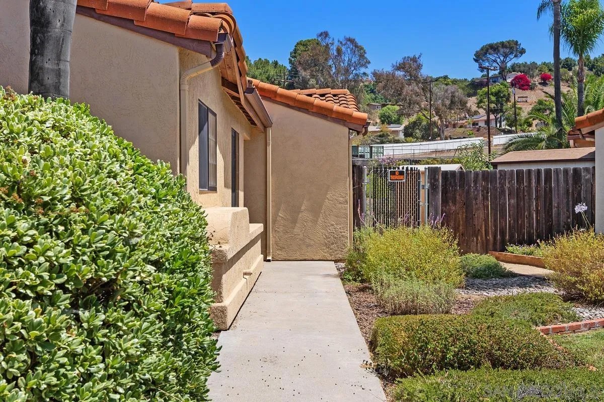 2922 Alamitos