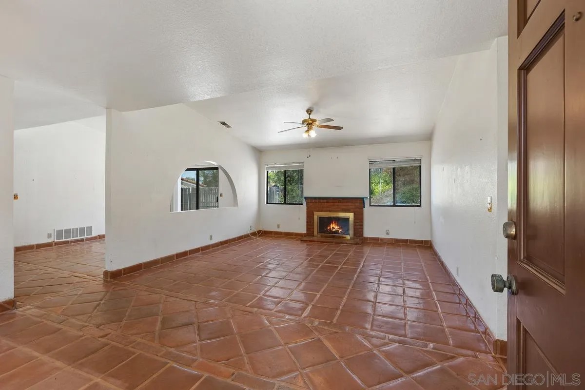2922 Alamitos