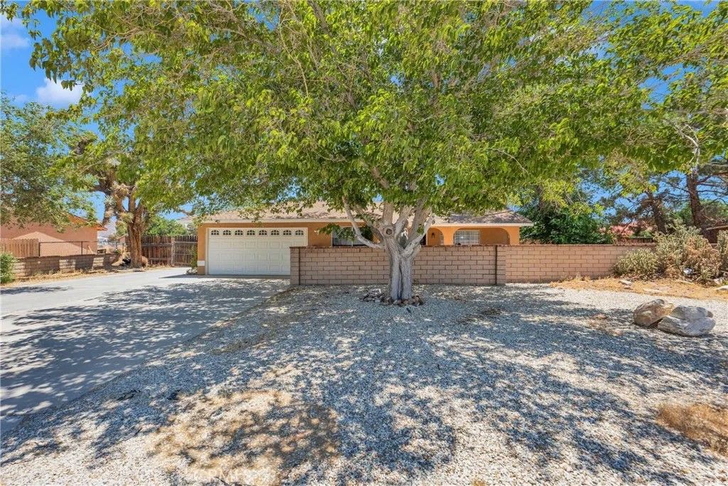 Photo of 14769 Nanticoke Road, Apple Valley, CA 92307 (MLS # HD26007414)