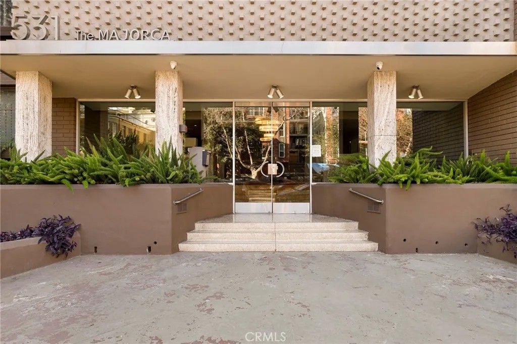 Photo of 531 N Rossmore Avenue #202, Los Angeles, CA 90004 (MLS # SR25269772)