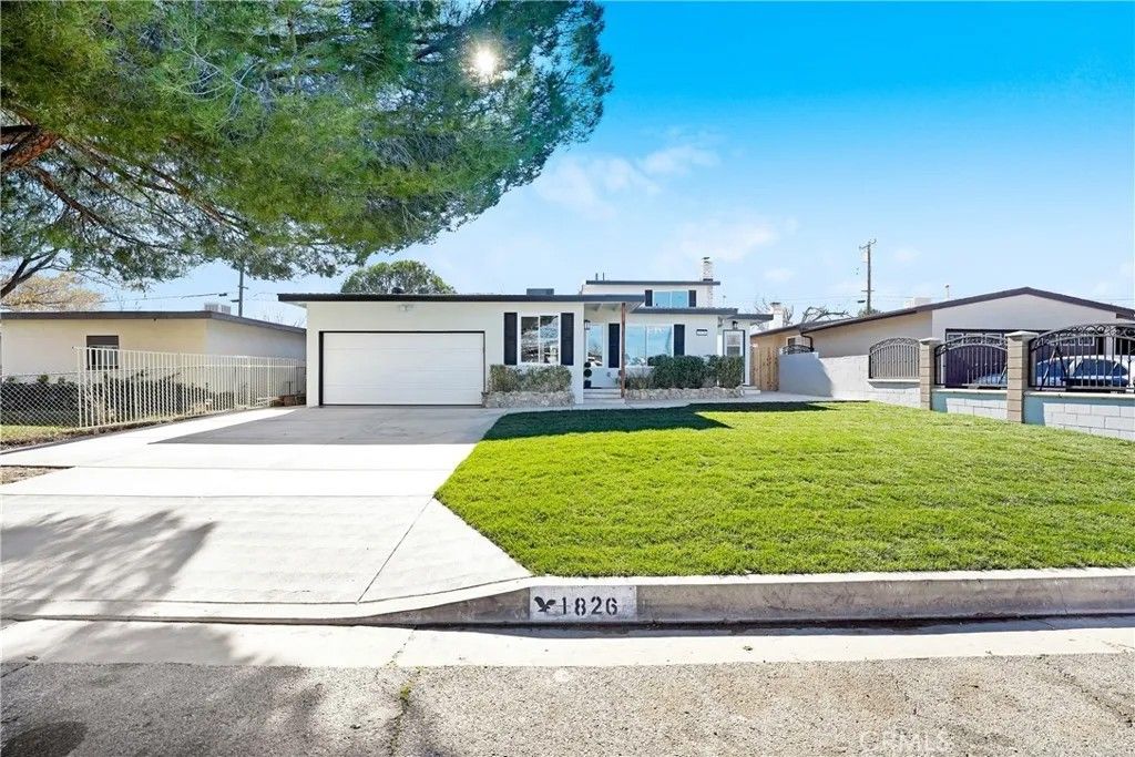 Photo of 1826 E Avenue Q12, Palmdale, CA 93550 (MLS # SR26009787)