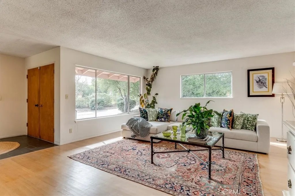 1264 N Refugio