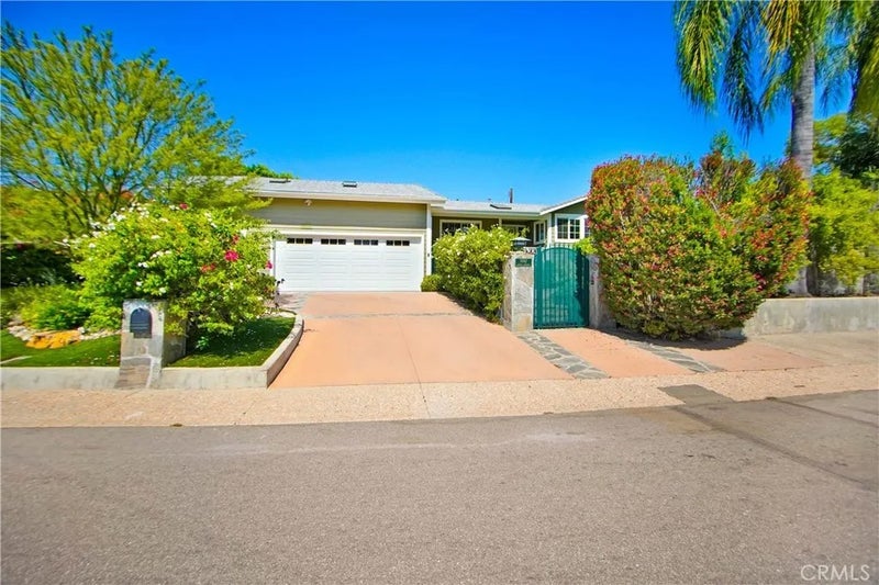 5062 Avenida Hacienda